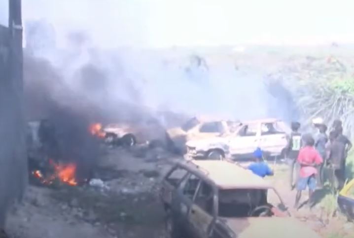 You are currently viewing Incendie à Ouest-Foire : des véhicules et des cantines réduits en cendres