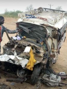 Lire la suite à propos de l’article Collision meurtrière entre un bus et un véhicule 4X4 : 13 morts enregistrés sur l’axe Gossas-Diourbel