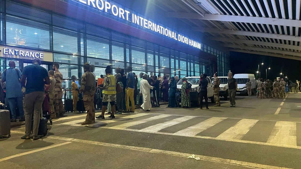 You are currently viewing Niger: des compagnies aériennes décident de ne plus embarquer de Français vers Niamey