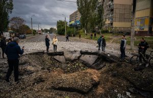 Lire la suite à propos de l’article Ukraine: sept morts dont trois enfants après des frappes de drones russes à Kharkiv