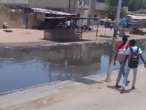 Lire la suite à propos de l’article Kaolack : les eaux de l’ONAS envahissent la route de Médina-Mbadakhoune