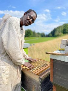 Lire la suite à propos de l’article Conférence publique sur l’athérapie de la cire du miel : le cours magistral de Mamadou Ly